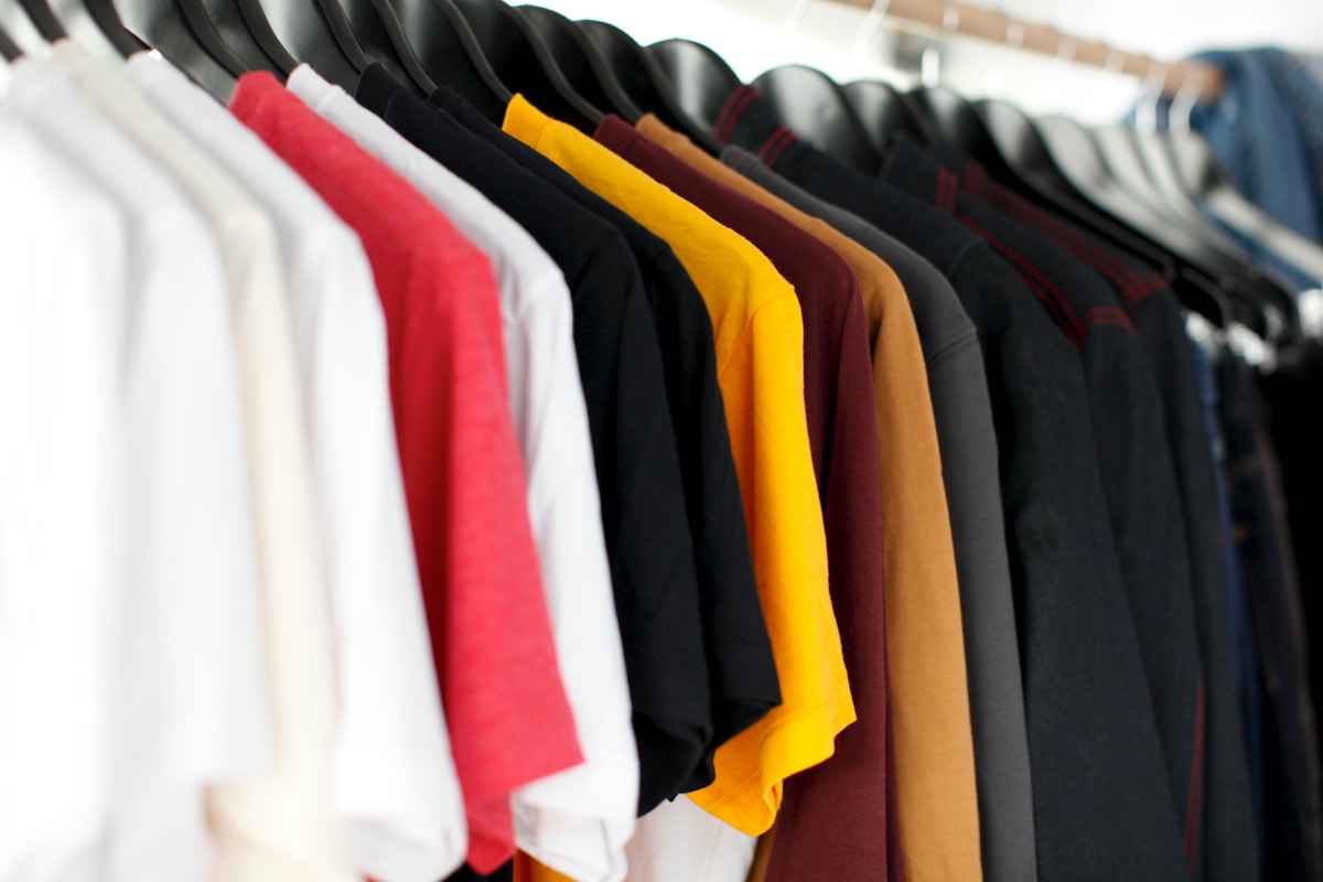 Maillots de sport personnalisés alignés